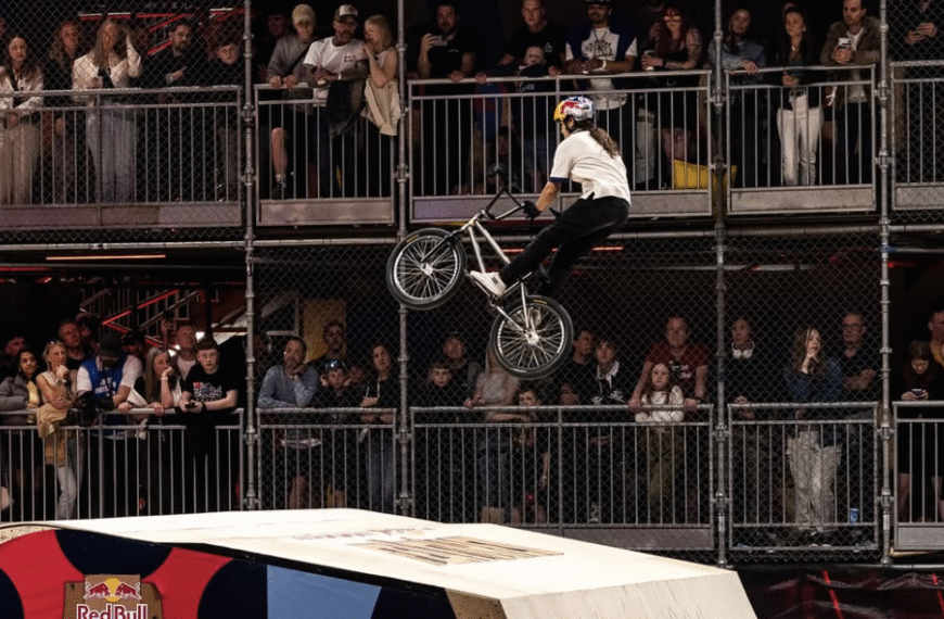 Gemelas Villegas, campeonas de BMX Freestyle dialogan con Benjamin Losada Posada.